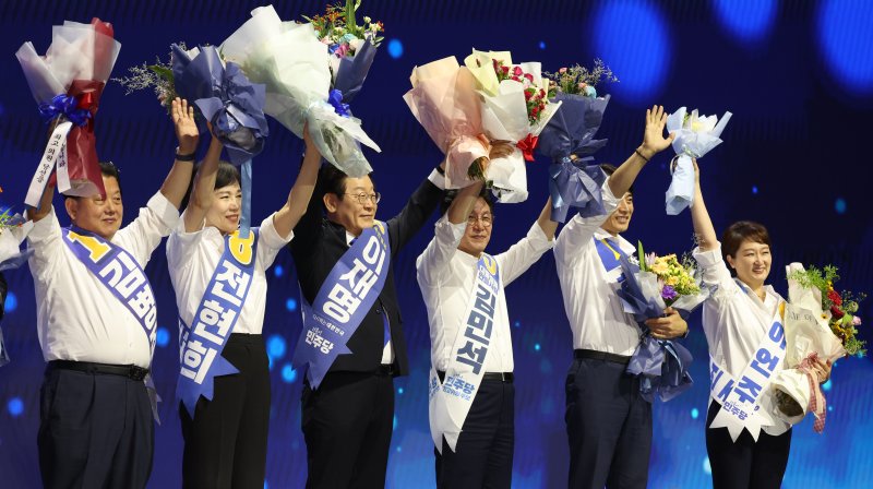 [서울=뉴시스] 고승민 기자 = 이재명 더불어민주당 신임 대표와 김병주, 전현희, 김민석, 한준호, 이언주 신임 최고위원이 18일 서울 송파구 KSPO DOME(올림픽체조경기장)에서 열린 더불어민주당 제1차 정기전국당원대회에서 대표 및 최고위원에 선출된 후 당원들에게 인사하고 있다. 2024.08.18. kkssmm99@newsis.com