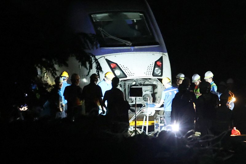 [경산=뉴시스] 이무열 기자 = 18일 오후 경북 경산시 진량읍 일대 경부고속선에서 한국철도공사(코레일) 관계자들이 긴급복구 작업을 하고 있다. 이날 오후 동대구역에서 신경주역을 향하던 경부고속선 서울발 부산행 KTX 열차의 바퀴 1개가 경산시 진량읍 일대에서 궤도를 이탈했다. 2024.08.18. lmy@newsis.com