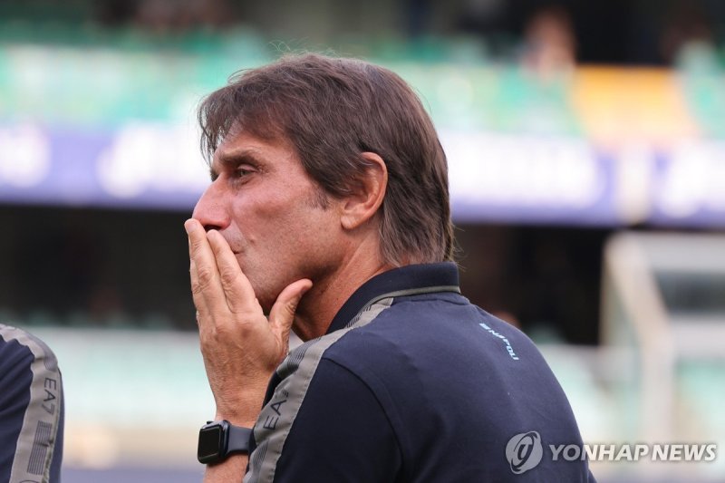 안토니오 콘테 감독 epa11554372 Napoli's head Coach Antonio Conte looks on during the Italian Serie A soccer match Hellas Verona vs Napoli at the Marcantonio Bentegodi stadium in Verona, Italy, 18 August 2024. EPA/FILIPPO VENEZIA
