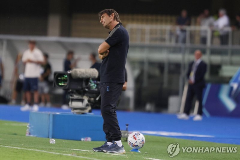 안토니오 콘테 감독 epa11554530 Napoli's head Coach Antonio Conte looks on during the Italian Serie A soccer match Hellas Verona vs Napoli at the Marcantonio Bentegodi stadium in Verona, Italy, 18 August 2024. EPA/FILIPPO VENEZIA
