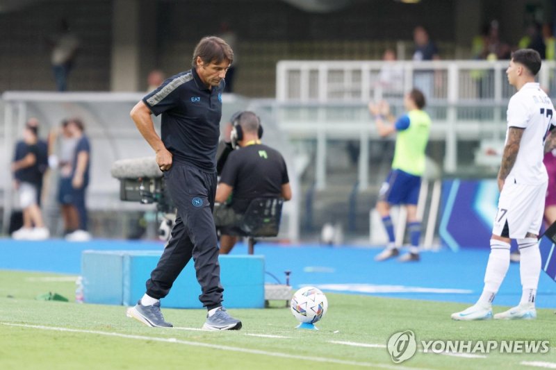 안토니오 콘테 감독 epa11554484 Napoli's head Coach Antonio Conte reacts during the Italian Serie A soccer match Hellas Verona vs Napoli at the Marcantonio Bentegodi stadium in Verona, Italy, 18 August 2024. EPA/FILIPPO VENEZIA