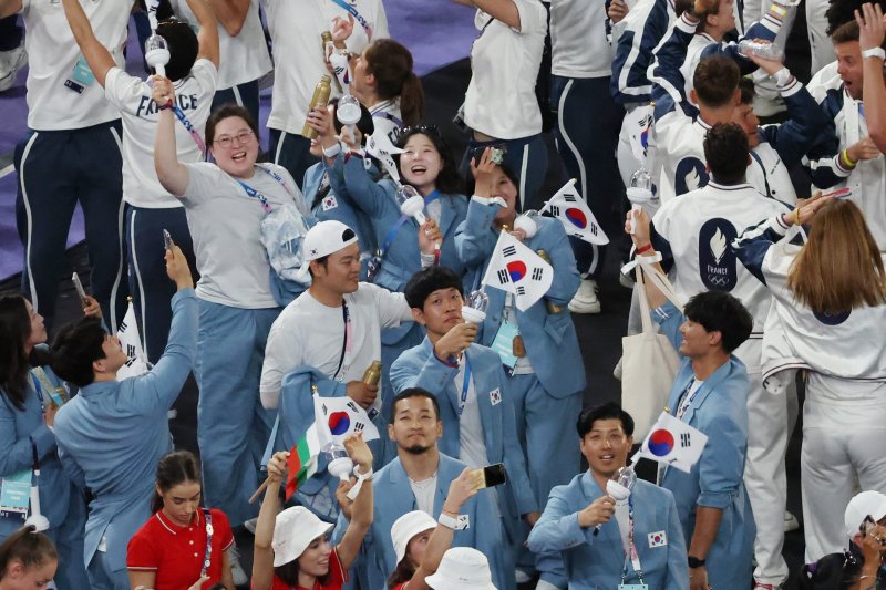 11일(현지시각) 프랑스 생드니 스타드 드 프랑스에서 열린 2024 파리 올림픽 폐회식에서 한국 선수단이 입장하고 있다. 뉴시스 제공