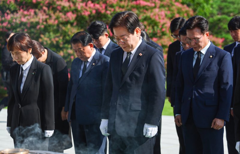 이재명 더불어민주당 대표(가운데)가 19일 오전 서울 동작구 국립현충원을 찾아 참배하고 있다. 연합뉴스