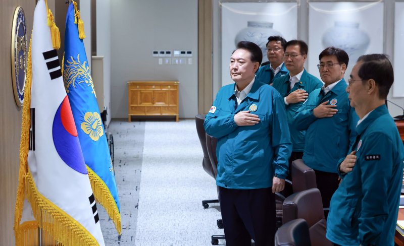 윤석열 대통령이 19일 서울 용산 대통령실 청사에서 열린 을지 및 제36회 국무회의에서 국기에 경례를 하고 있다. (대통령실통신사진기자단) /사진=뉴시스화상