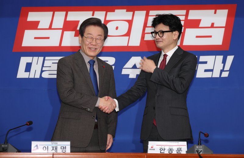 한동훈 국민의힘 비상대책위원장과 이재명 더불어민주당 대표가 29일 서울 여의도 국회 민주당 대표실에서 회동을 하고 있다. (공동취재) 2023.12.29/뉴스1 ⓒ News1 ,송원영 기자