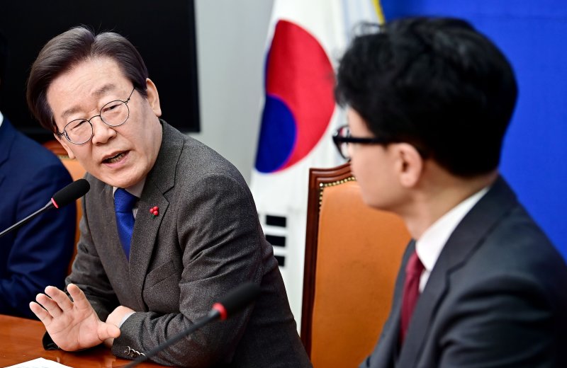 이재명 더불어민주당 대표가 29일 오후 서울 여의도 국회에서 한동훈 국민의힘 비상대책위원장을 접견해 발언을 하고 있다. (공동취재) 2023.12.29/뉴스1 ⓒ News1 송원영 기자
