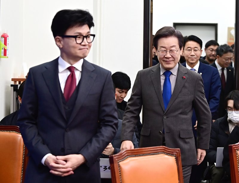 한동훈 국민의힘 비상대책위원장과 이재명 더불어민주당 대표가 29일 서울 여의도 국회 민주당 대표실에서 회동을 위해 입장하고 있다. (공동취재) 2023.12.29/뉴스1 ⓒ News1 송원영 기자