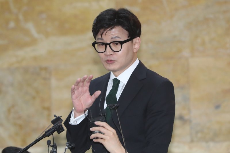 한동훈 법무부 장관이 27일 서울 여의도 국회에서 열린 제403회 국회(임시회) 제8차 본회의에서 국회의원 이재명에 대한 체포동의안이 부결된 후 본회의장을 나서며 취재진 질문에 답하고 있다. 2023.2.27/뉴스1 ⓒ News1 허경 기자