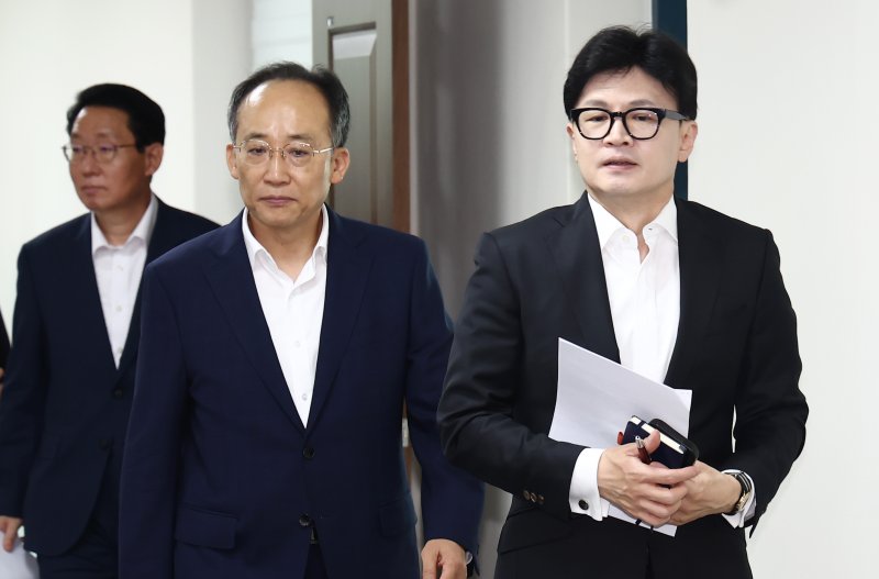 한동훈 국민의힘 대표와 추경호 원내대표가 19일 오전 서울 여의도 중앙당사에서 열린 최고위원회의에 입장하고 있다. 2024.8.19/뉴스1 ⓒ News1 김민지 기자