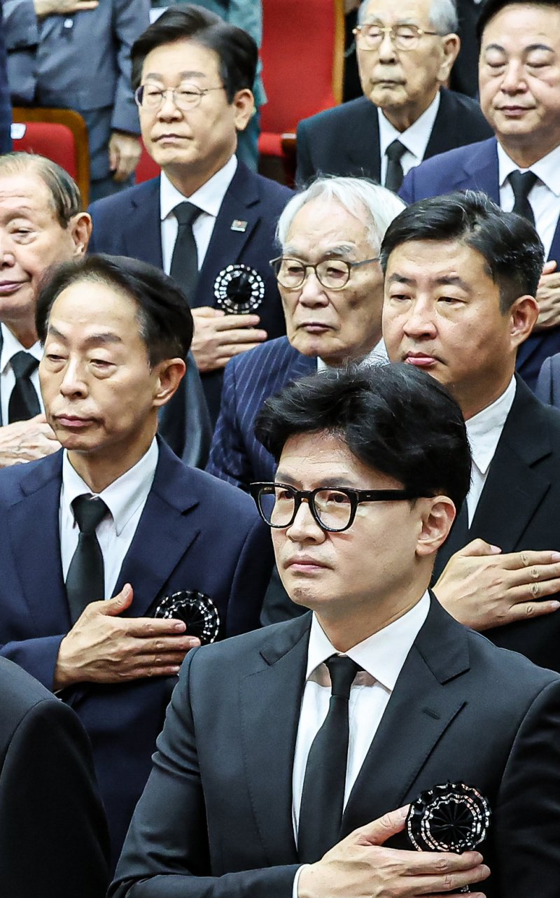 18일 서울 동작구 국립현충원에서 열린 고(故) 김대중 전 대통령 서거 15주기 추도식에서 한동훈 국민의힘 당대표와 이재명 더불어민주당 전 대표를 비롯한 참석자들이 국기에 경례를 하고 있다. 2024.8.18/뉴스1 ⓒ News1 김도우 기자