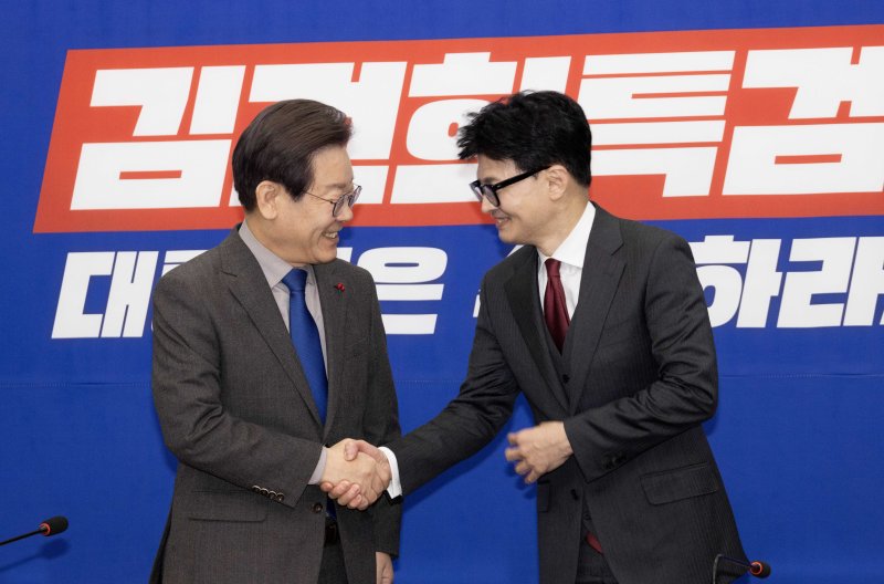 한동훈 국민의힘 비상대책위원장과 이재명 더불어민주당 대표가 29일 서울 여의도 국회 민주당 대표실에서 회동을 하고 있다. (공동취재) 2023.12.29/뉴스1 ⓒ News1 송원영 기자