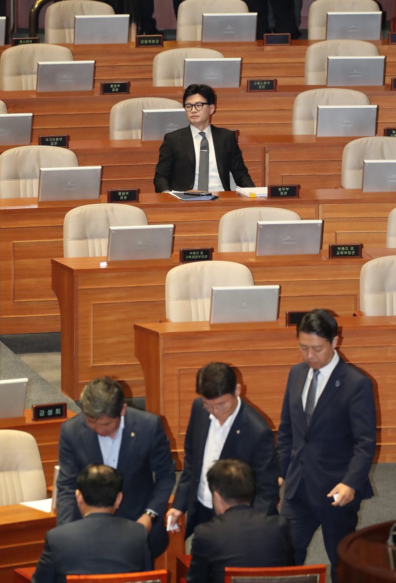 한동훈 법무부 장관이 21일 오후 서울 여의도 국회에서 열린 제410회 국회(정기회) 제8차 본회의에서 이재명 더불어민주당 대표에 대한 체포동의안 투표를 바라보고 있다. 2023.9.21/뉴스1 ⓒ News1 임세영 기자