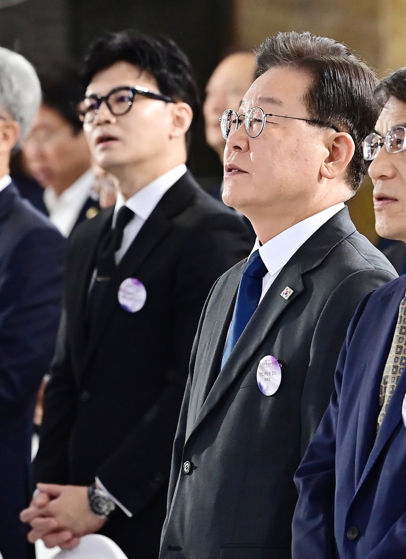 이재명 더불어민주당 대표와 한동훈 법무부장관이 17일 오전 서울 여의도 국회에서 열린 제75주년 제헌절 경축식에 제헌절 노래를 제창하고 있다. (공동취재) 2023.7.17/뉴스1 ⓒ News1 황기선 기자
