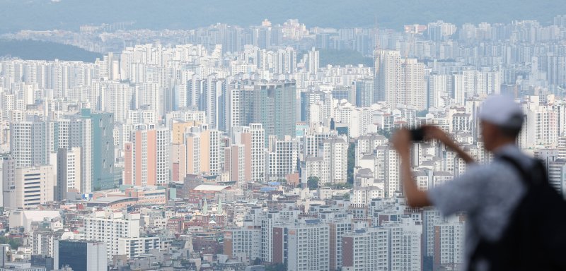 지난 8월 18일 서울 중구 남산에서 서울 아파트 단지가 보이고 있다. 2024.08.18. 사진=뉴시스