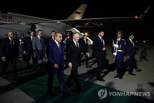 아제르바이잔 국빈 방문 위해 도착한 푸틴 대통령(가운데) [로이터=연합뉴스 자료사진. 재판매 및 DB 금지]