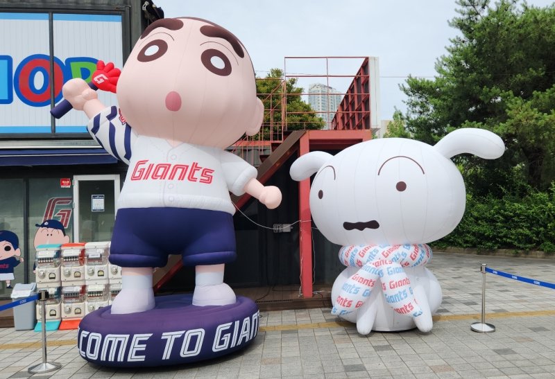 부산 사직구장 앞에 마련된 짱구와 흰둥이 캐릭터. ⓒ News1 이재상 기자