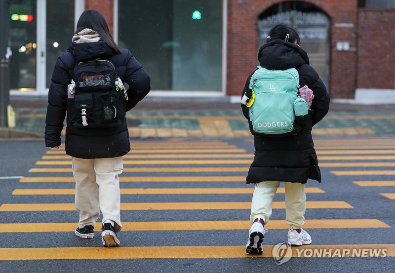 (서울=연합뉴스) 서대연 기자 = 3일 오전 서울 시내 한 초등학교에 초등학생들이 등교하고 있다. 2024.1.3 dwise@yna.co.kr (끝) /사진=연합뉴스