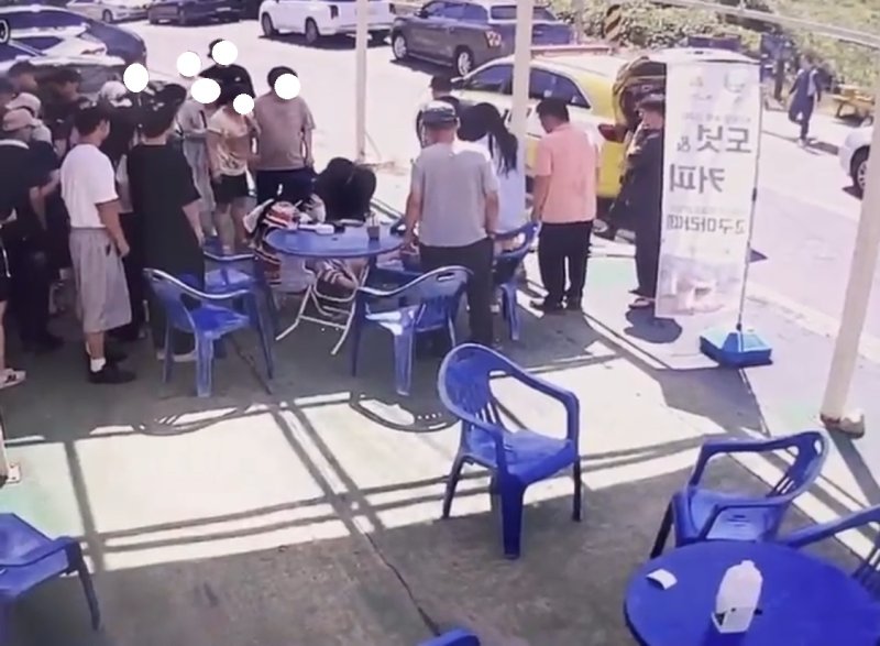 [청주=뉴시스] 심정지로 쓰러진 시민에게 심폐소생술 하고 있는 김종범 소방교 (사진=충북소방본부 제공) 2024.08.19. photo@newsis.com *재판매 및 DB 금지
