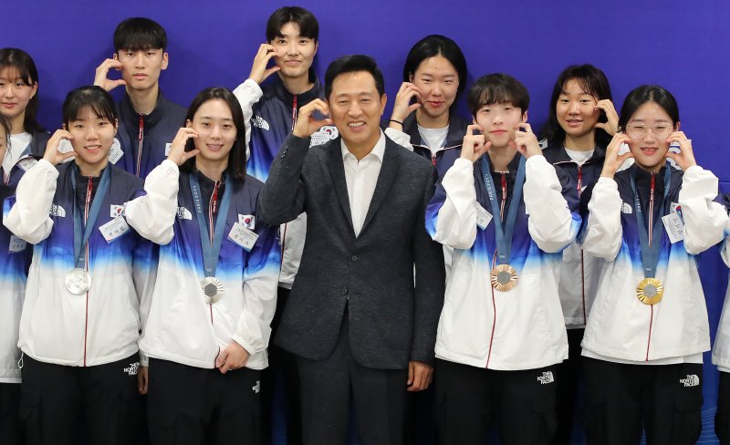 오세훈 서울시장이 19일 서울시청에서 열린 파리올림픽 참가 선수단 격려 간담회에서 선수들과 기념촬영을 하고 있다. 앞줄 왼쪽부터 펜싱 전하영, 윤지수, 오 시장, 태권도 이다빈, 사격 양지인 /사진 = 뉴스1