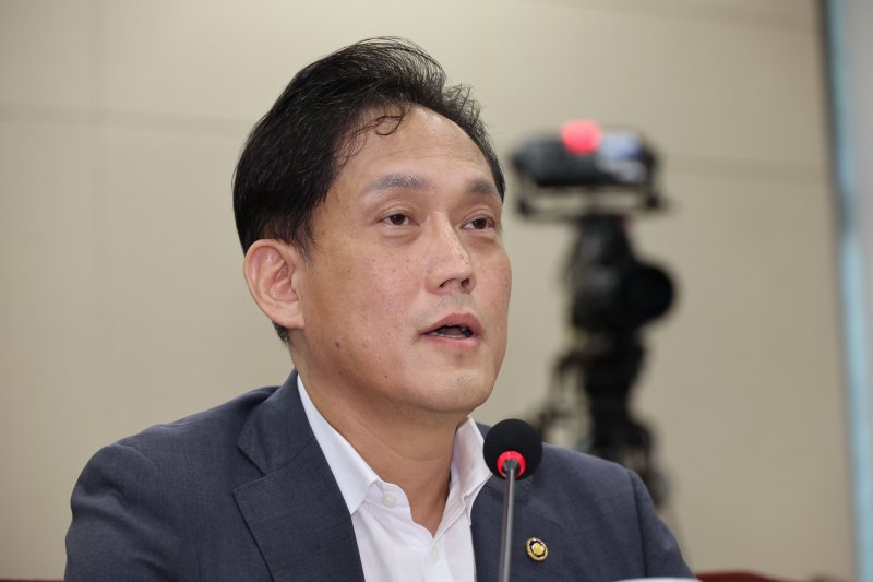 [서울=뉴시스] 권창회 기자 = 김태규 방송통신위원장 직무대행이 14일 오전 서울 여의도 국회에서 열린 과학기술정보방송통신위원회 전체회의 불법적 방문진 이사 선임 등 방송장악 관련 2차 청문회에서 의원들의 질의에 답하고 있다. 2024.08.14. kch0523@newsis.com