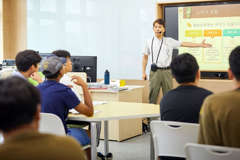 지난 2일 실시한 ‘KB스타 경제교실’에서 KB금융공익재단 전문강사가 학생들을 대상으로 경제교육 강의를 진행하고 있다.