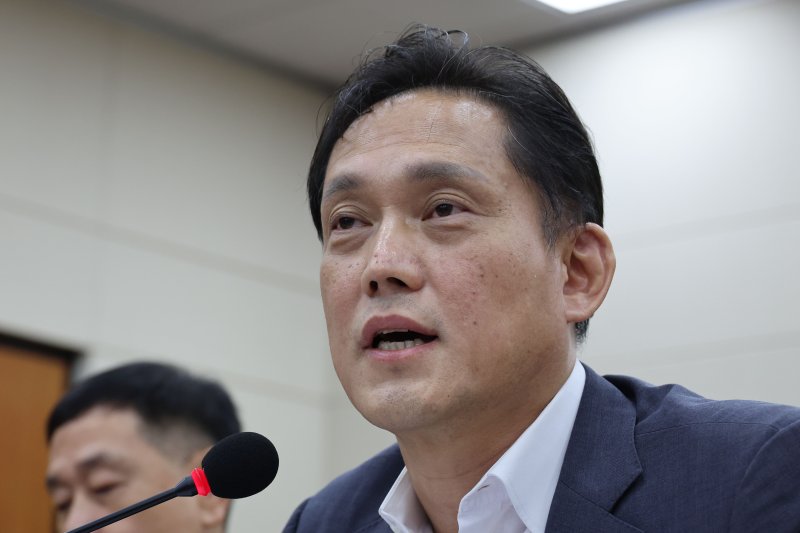 [서울=뉴시스] 권창회 기자 = 김태규 방송통신위원장 직무대행이 14일 오전 서울 여의도 국회에서 열린 과학기술정보방송통신위원회 전체회의 불법적 방문진 이사 선임 등 방송장악 관련 2차 청문회에서 의원들의 질의에 답하고 있다. 2024.08.14. kch0523@newsis.com