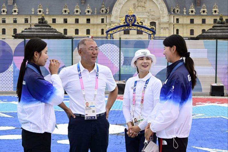 지난 3일 파리올림픽 양궁 여자개인 시상식 직후 정의선 현대차그룹 회장(왼쪽 두 번째)이 남수현, 전훈영, 임시현 선수(왼쪽부터)를 축하하며 이야기를 나누고 있다. 대한양궁협회 제공