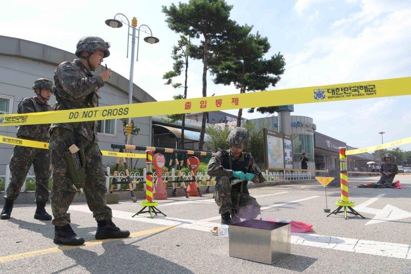 '을지 자유의 방패'(UFS·Ulchi Freedom Shield) 연습이 시작된 19일 경기도 평택항 국제여객터미널 일대에서 해군2함대 장병들이 적 무인기 자폭공격 상황을 가정해 통합 항만방호 훈련을 하고 있다.<div id='ad_body3' class='mbad_bottom' ></div> 사진=해군2함대 제공