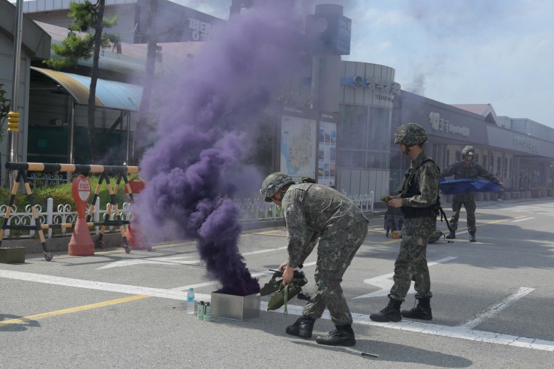 '을지 자유의 방패'(UFS·Ulchi Freedom Shield) 연습이 시작된 19일 경기도 평택항 국제여객터미널 일대에서 해군2함대 장병들이 적 무인기 자폭공격 상황을 가정해 통합 항만방호 훈련을 하고 있다. 사진=해군2함대 제공