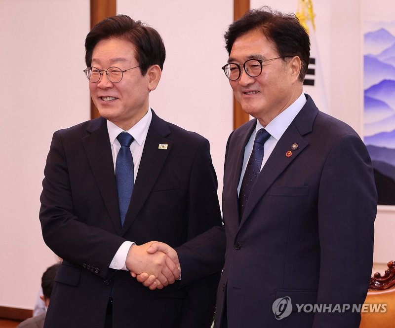 우원식 의장 예방한 이재명 대표 우원식 의장 예방한 이재명 대표 (서울=연합뉴스) 더불어민주당 이재명 대표가 19일 오후 서울 여의도 국회의장실에서 우원식 국회의장을 예방해 악수하고 있다. 2024.8.19 [공동취재] utzza@yna.co.kr (끝)