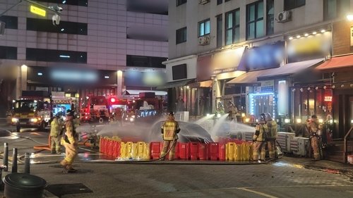 용인 노상에서 일어난 테슬라 화재 진압 모습 [연합뉴스 자료사진]