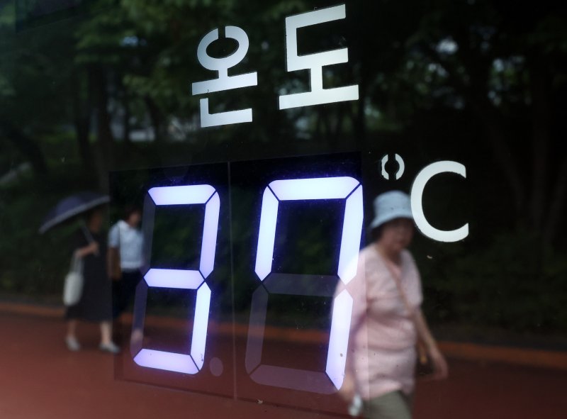 [서울=뉴시스] 추상철 기자 = 폭염이 이어진 19일 오후 서울 송파구 석촌호수에 설치된 대기오염물질 측정수치 안내 전광판에 온도가 37도를 나타내고 있다. 2024.08.19. scchoo@newsis.com