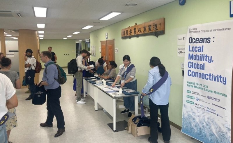 19일 오후 '제9회 세계해양사대회'가 열리는 부산 영도구 동삼동 한국해양대학교 행사장에 속속 도착한 세계 각국의 참가자들이 등록 절차를 진행하고 있다. 한국해양대학교 국제해양문제연구소 제공