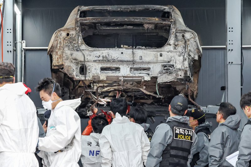 국립과학수사연구원과 인천경찰청 과학수사대 조사관들이 8일 오전 인천 서구의 한 정비소에서 지난 1일 청라 아파트 지하주차장에서 화재로 전소된 전기차에 대한 2차 합동감식을 실시하고 있다. 이날 합동감식이 진행된 정비소에는 벤츠 측 관계자들도 찾아와 감식을 참관했다. 사진=뉴스1