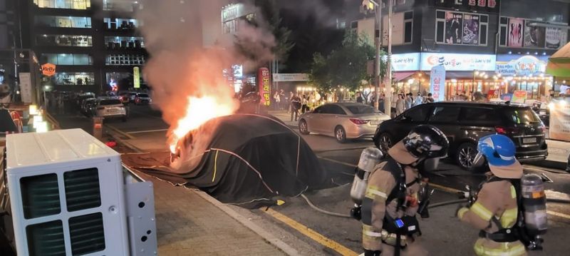 배 위에서 불 나면 '대형참사'…전기차 선적 제한