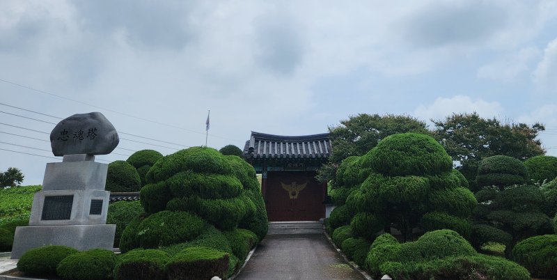 국가보훈부가 6·25전쟁 초기, 북한군 제6사단의 남하를 저지하기 위한 충남 강경지역 전투에서 목숨을 바친 전몰경찰 60위가 안장된 '논산 순국경찰관 합동묘역'을 '충남 논산 국가관리묘역'으로 지정했다고 20일 밝혔다.<div id='ad_body3' class='mbad_bottom' ></div> 사진은 논산 순국경찰관 합동묘역 전경. 사진=국가보훈부 제공