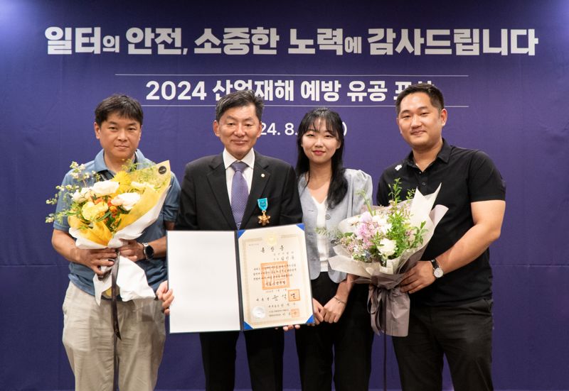 지난 19일 열린 ’2024 산업재해 예방 유공 포상 전수식’에서 김진용 유진기업 부장(왼쪽 두번째)이 수상 후 직원들과 기념사진을 찍고 있다. 유진그룹 제공