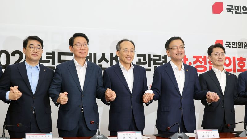 2025년도 예산안 관련 당정협의회가 20일 국회에서 열려 추경호 국민의힘 원내대표(가운데)와 최상목 경제부총리 겸 기획재정부 장관(왼쪽 네번째) 및 참석자들이 회의에 앞서 기념촬영을 하고 있다.<div id='ad_body2' class='ad_center'></div> 사진=서동일 기자