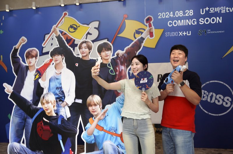 [서울=뉴시스]LG유플러스가 28일까지 MZ세대 복합문화공간 '일상비일상의틈byU+'에서 LG유플러스의 콘텐츠 제작 스튜디오 STUDIO X+U와 SM엔터테인먼트가 함께 제작하는 새 예능 프로그램 'BOSS RIIZE(보스 라이즈)'를 테마로 한 팝업 전시를 진행한다. 사진은 LG유플러스 직원들이 보스 라이즈 팝업 전시를 소개하고 있는 모습. (사진=LG유플러스 제공)