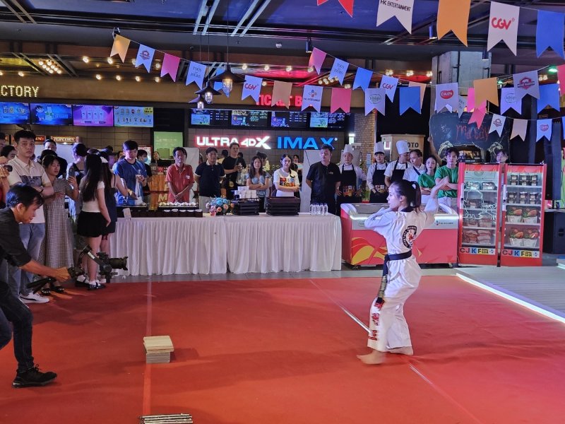 CJ그룹은 지난 10일부터 9월 1일까지 베트남에서 K컬처 축제 'CJ K FESTA'를 연다.16일 호찌민 소재 반한몰 내 CGV에서 열린 쿠킹쇼 행사 모습.ⓒ 뉴스1/김진희 기자.
