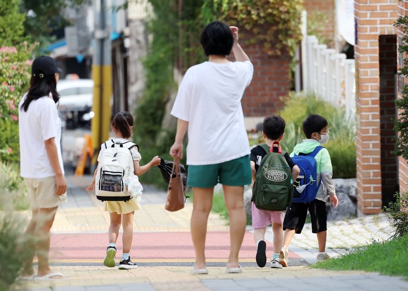 [서울=뉴시스] 김명년 기자 = 20일 오전 서울시내 한 초등학교에서 아이들이 등교하고 있다. 2024.08.20. kmn@newsis.com <저작권자ⓒ 공감언론 뉴시스통신사. 무단전재-재배포 금지.> 사진=뉴시스화상