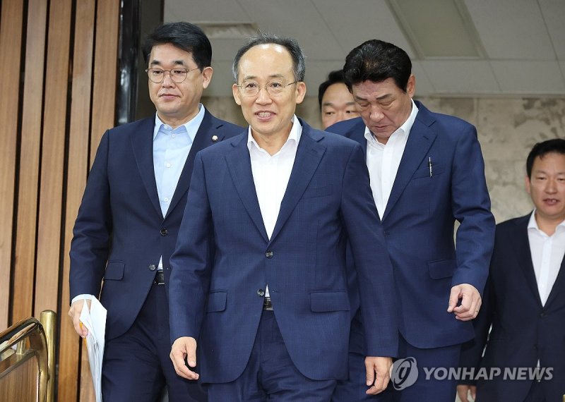 국민의힘 추경호 원내대표(가운데)가 20일 오전 국회에서 열린 원내대책회의에 참석하고 있다. 연합뉴스