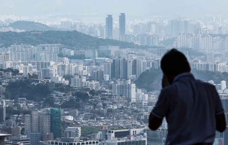 20일 서울 중구 남산에서 서울 시내 아파트와 주택 단지가 보이고 있다. 사진=뉴시스