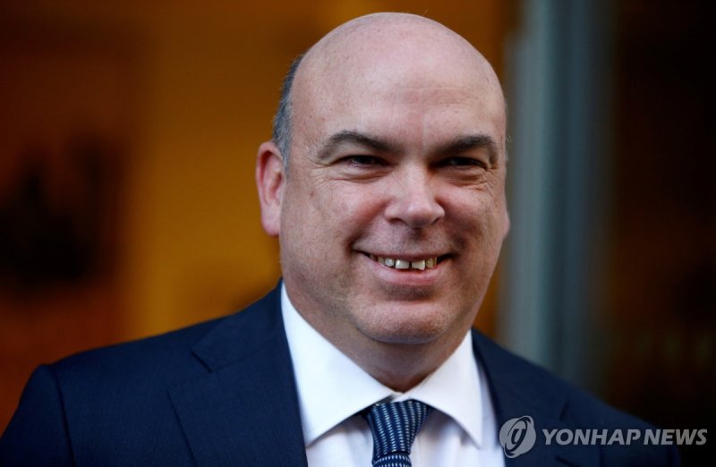 마이크 린치가 2019년 영국 법원을 나서는 모습 FILE PHOTO: British entrepreneur Mike Lynch leaves the High Court in London, Britain March 25, 2019. REUTERS/Henry Nicholls/File Photo