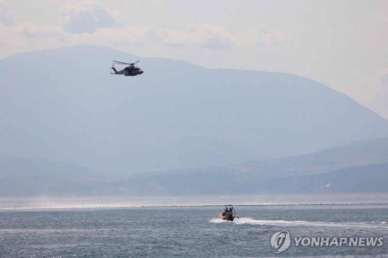 시칠리아 앞바다서 요트 침몰 사고 Emergency and rescue services work near the scene where a sailboat sank in the early hours of Monday off the coast of Porticello, near the Sicilian city of Palermo, Italy, August 19, 2024. REUTERS/Igor Petyx