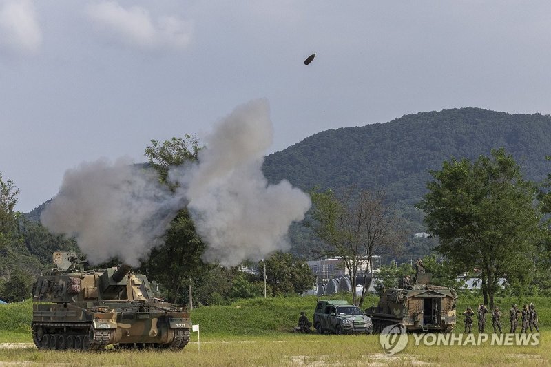 포탄 발사하는 K9A1 포탄 발사하는 K9A1 (철원=연합뉴스) 임병식 기자 = 한미 을지 자유의 방패(UFS·을지프리덤실드) 연습이 진행 중인 20일 오전 강원도 철원군에서 실시된 지상군구성군사령부(지구사) 대화력전 훈련에서 육군 7포병여단 K9A1 자주포가 포탄을 발사하고 있다. 2024.8.20 andphotodo@yna.co.kr (끝)