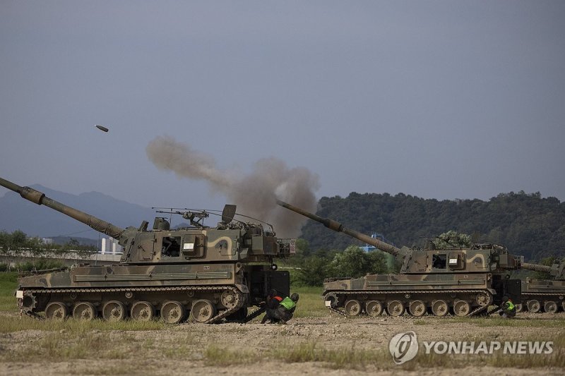 포탄 발사하는 K9A1 자주포 포탄 발사하는 K9A1 자주포 (철원=연합뉴스) 임병식 기자 = 한미 을지 자유의 방패(UFS·을지프리덤실드) 연습이 진행 중인 20일 오전 강원도 철원군에서 실시된 지상군구성군사령부(지구사) 대화력전 훈련에서 육군 7포병여단 K9A1 자주포가 포탄을 발사하고 있다. 2024.8.20 andphotodo@yna.co.kr (끝)