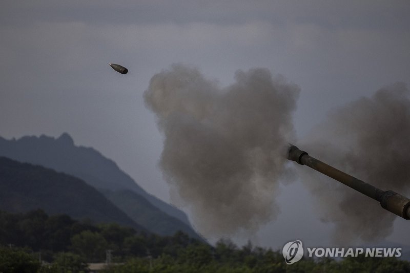 표적지 향해 날아가는 포탄 표적지 향해 날아가는 포탄 (철원=연합뉴스) 임병식 기자 = 한미 을지 자유의 방패(UFS·을지프리덤실드) 연습이 진행 중인 20일 오전 강원도 철원군에서 실시된 지상군구성군사령부(지구사) 대화력전 훈련에서 육군 7포병여단 K9A1 자주포가 포탄을 발사하고 있다. 2024.8.20 andphotodo@yna.co.kr (끝)