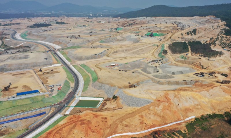 [용인=뉴시스] 김종택 기자 = 23일 경기도 용인시 원삼면 일대에서 반도체 클러스터 조성사업이 진행되고 있다. 윤석열 대통령은 이날 반도체 산업 지원 방안을 주제로 제2차 경제이슈점검회의에서 '금융,인프라, R&D(연구·개발)는 물론, 중소·중견기업 지원까지 아우르는 26조 원 규모의 반도체 산업 종합지원 프로그램을 만들었다'며 '반도체 클러스터 조성에 차질이 없도록 전기,용수,도로 등 인프라를 정부와 공공부문이 책임지고 빠른 속도로 조성해 나가겠다.'고 말했다. 2024.05.23. jtk@newsis.com