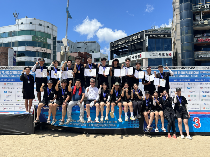 국립한국해양대 조정부가 지난 18일 부산 수영구 광안리해수욕장에서 열린 '제8회 전국비치조정대회'에 참가해 기념사진을 촬영하고 있다. 해양대는 남자대학부와 여자대학부 실내조정에서 각각 1위를 차지하는 등 실내 종목에서 두드러진 활약을 보였으며 이번 대회에서 총 10개의 메달을 획득했다. 국립한국해양대 제공